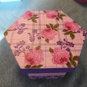 Rózsás doboz, Otthon & Életmód, Dekoráció, Díszdoboz, Asztal és polc dekoráció, Decoupage, transzfer és szalvétatechnika, Festett tárgyak, MESKA