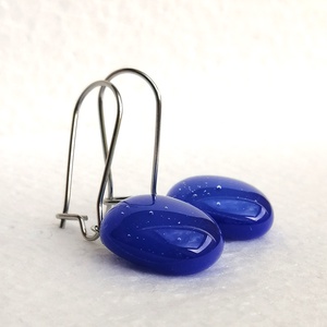 Kékség - ékszerüvegből készült fülbevaló orvosi fémmel  - ékszer - fülbevaló - lógó fülbevaló - Meska.hu