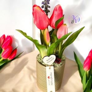 DEKOR TULIPÁN KASPÓBAN AJÁNDÉK TÁBLÁCSKÁVAL SÖTÉT RÓZSASZÍN - otthon & életmód - dekoráció - virágdísz és tartó - csokor & virágdísz - Meska.hu
