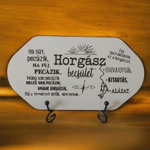 Horgász Becsület Tábla Fém álványal, Otthon & Életmód, Dekoráció, Asztal és polc dekoráció, Asztaldísz, Famegmunkálás, MESKA