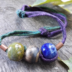 Lila- türkiz szövött pántos lánc - ékszer - nyaklánc - bogyós nyaklánc - Meska.hu