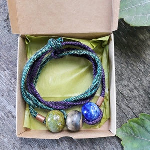 Lila- türkiz szövött pántos lánc - ékszer - nyaklánc - bogyós nyaklánc - Meska.hu