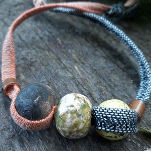 Lazac-szürke szövött pántos lánc - ékszer - nyaklánc - bogyós nyaklánc - Meska.hu