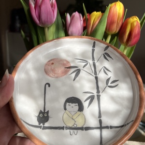 Kézzel festett desszertes tányér � kislány, cica és bambusz (15 cm) - Meska.hu