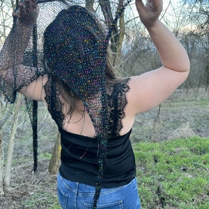 Kézzel készített, háromszög formájú kendő színes flitterekkel  - ruha & divat - sál, sapka, kendő - kendő - Meska.hu