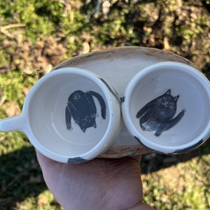 Cicás kerámia szett � nyújtózó macskával és meghitt, játékos pillanatokkal - otthon & életmód - konyhafelszerelés, tálalás - tálalás - teás- és kávés pohár, készlet - Meska.hu