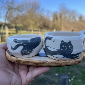 Cicás kerámia szett � nyújtózó macskával és meghitt, játékos pillanatokkal, Otthon & Életmód, Konyhafelszerelés, tálalás, Tálalás, Teás- és kávés pohár, készlet, Agyagozás, MESKA
