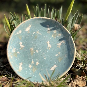 Kézzel festett tavaszi desszerttányér � Kislibák és nárciszok, Otthon & Életmód, Konyhafelszerelés, tálalás, Tálalás, Tányér & Étkészlet, Kerámia, MESKA