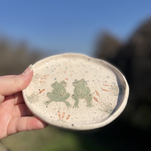 Kézzel festett keramikus desszerttányér � Szerelmes békák - otthon & életmód - konyhafelszerelés, tálalás - tálalás - tányér & étkészlet - Meska.hu