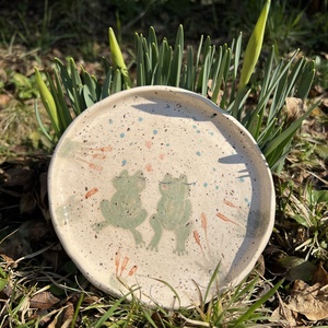 Kézzel festett keramikus desszerttányér � Szerelmes békák, Otthon & Életmód, Konyhafelszerelés, tálalás, Tálalás, Tányér & Étkészlet, Kerámia, MESKA