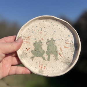 Kézzel festett keramikus desszerttányér � Szerelmes békák - otthon & életmód - konyhafelszerelés, tálalás - tálalás - tányér & étkészlet - Meska.hu