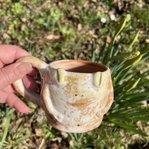 Vidám bögre � Béka pulcsiban - otthon & életmód - konyhafelszerelés, tálalás - tálalás - bögre & csésze - Meska.hu