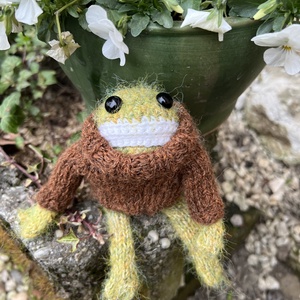 Tavaszváró béka � Kézzel kötött egyedi figura (14 cm) - Meska.hu