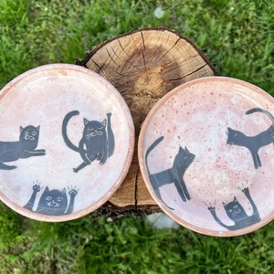 Fekete cicás kerámia tányér szett (2 db) � kézzel készült, egyedi darabok - otthon & életmód - konyhafelszerelés, tálalás - tálalás - tányér & étkészlet - Meska.hu