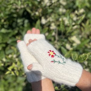 Pihe-puha alpaka-selyem ujjatlan kesztyű � Kézzel hímzett, elegáns viselet - ruha & divat - sál, sapka, kendő - kesztyű - Meska.hu
