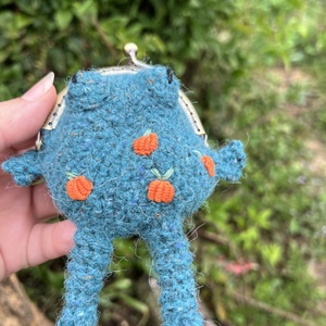 Kötött kék béka pénztárca tökökkel Vicces fülhallgató tartó  Egyedi goblincore ajándék - Meska.hu