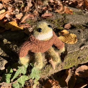 Béka borosüveggel � Kézzel kötött egyedi karakter figura (14 cm) - otthon & életmód - dekoráció - dekoratív figurák és szobrok - Meska.hu