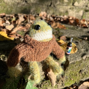 Béka borosüveggel � Kézzel kötött egyedi karakter figura (14 cm) - otthon & életmód - dekoráció - dekoratív figurák és szobrok - Meska.hu