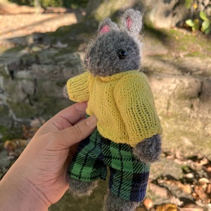 Erdei egérke sárga pulóverben � Kézzel kötött mesés figura (22 cm) - játék & sport - plüssállat & játékfigura - egér - Meska.hu