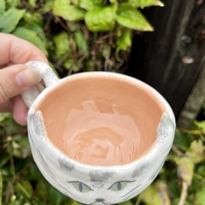 Cica kerámia bögre cicafüllel és farok fogantyúval � Kézműves egyedi macskás bögre (135 ml) - otthon & életmód - konyhafelszerelés, tálalás - tálalás - bögre & csésze - Meska.hu