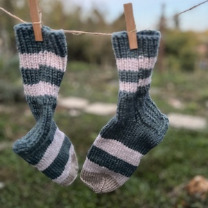 Kézzel kötött meleg csíkos zokni (22 cm) � Téli bekuckózáshoz - ruha & divat - cipő & papucs - zokni - Meska.hu