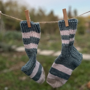 Kézzel kötött meleg csíkos zokni (22 cm) � Téli bekuckózáshoz - ruha & divat - cipő & papucs - zokni - Meska.hu