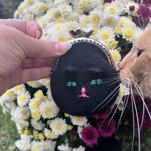 Kézzel horgolt cuki cicás pénztárca / aprópénztartó (klipszes zárral) � kb. 10 cm - Meska.hu