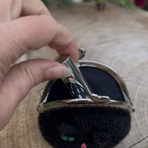 Kézzel horgolt cuki cicás pénztárca / aprópénztartó (klipszes zárral) � kb. 10 cm - táska & tok - pénztárca & más tok - aprópénztartó - Meska.hu