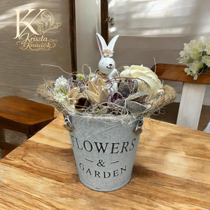 Bádogkaspós nyuszis dekor??, Otthon & Életmód, Dekoráció, Asztal és polc dekoráció, Asztaldísz, Mindenmás, 
Igazi kis tavaszi hangulat egy vödörben, ami szépen mutat lakásban, teraszon vagy akár ajándéknak ..., MESKA