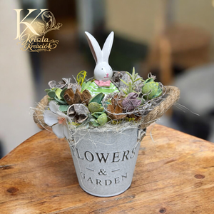 ?? Kerti Nyuszi ??, Otthon & Életmód, Dekoráció, Asztal és polc dekoráció, Asztaldísz, Mindenmás, 
Vidám tavaszi dekoráció egy fém kaspóban, természetes termésekkel, zöld műnövényekkel és egy kedve..., MESKA