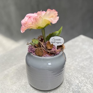 ? Elegáns rózsaszín virágdekor kerámia kaspóban – Anyák napi ajándék ??, Otthon & Életmód, Dekoráció, Asztal és polc dekoráció, Asztaldísz, Mindenmás, Ez a kifinomult, kézzel készített virágkompozíció a letisztult elegancia és a gyengédség tökéletes ..., MESKA