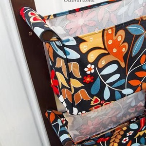 Fali tartó 3 textil rekesszel - zsebes tároló - előszobai rendszerező - fekete alapon színes virágos mintával - otthon & lakás - tárolás & rendszerezés - fali tároló - Meska.hu