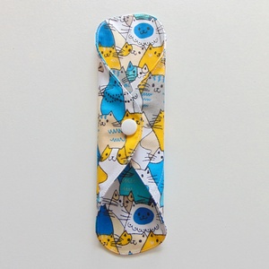 Lara mosható tisztasági betét 19,5 cm / cicák kék-sárga / mosható textil betét, többször használható - szépségápolás - intim higiénia - tisztasági betét - Meska.hu