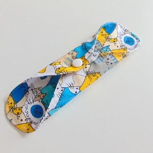 Lara mosható tisztasági betét 19,5 cm / cicák kék-sárga / mosható textil betét, többször használható - szépségápolás - intim higiénia - tisztasági betét - Meska.hu