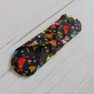 24 cm-es mosható női betét- virágos cicák-fekete /intimbetét, mosható textil betét, környezetbarát termék - szépségápolás - intim higiénia - intimbetét - Meska.hu