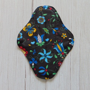 24 cm-es mosható női betét- fekete, népi virág mintás /intimbetét, mosható textil betét, környezetbarát termék - Meska.hu