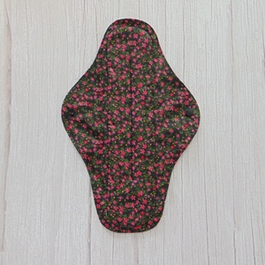 31 cm-es mosható betét / fekete- rózsaszín kisvirág mintás, Szépségápolás, Intim higiénia, Intimbetét, Varrás, MESKA