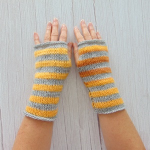 Sárga- szürke: Kötött kézmelegítő S-M méretű. / Puha, meleg kötött kézmelegítő/ ujjatlan kesztyű - ruha & divat - sál, sapka, kendő - kesztyű - Meska.hu