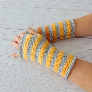 Sárga- szürke: Kötött kézmelegítő S-M méretű. / Puha, meleg kötött kézmelegítő/ ujjatlan kesztyű - ruha & divat - sál, sapka, kendő - kesztyű - Meska.hu