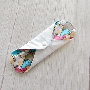 24 cm-es mosható betét / rózsaszín-türkiz-bézs cica mintás  - szépségápolás - intim higiénia - intimbetét - Meska.hu