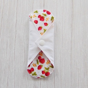 17 cm-es Mini betét / eper mintás  - szépségápolás - intim higiénia - intimbetét - Meska.hu