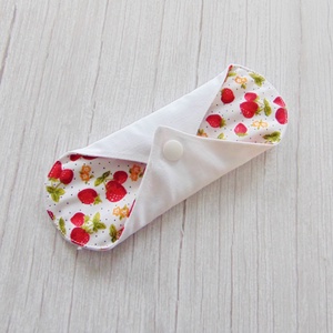 17 cm-es Mini betét / eper mintás  - szépségápolás - intim higiénia - intimbetét - Meska.hu