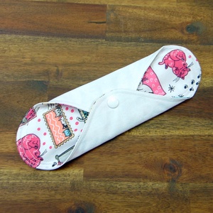 24 cm-es mosható női betét- vékony- rózsaszín cicák  keretben  /intimbetét, mosható betét, környezetbarát termék - szépségápolás - intim higiénia - intimbetét - Meska.hu