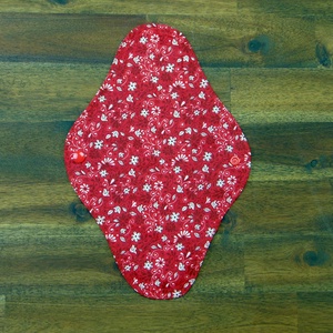 29 cm-es mosható női betét - piros- krém kis virág mintás/ intimbetét, mosható textil betét, környezetbarát termék - Meska.hu