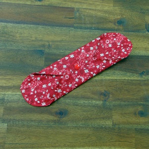 29 cm-es mosható női betét - piros- krém kis virág mintás/ intimbetét, mosható textil betét, környezetbarát termék - szépségápolás - intim higiénia - intimbetét - Meska.hu