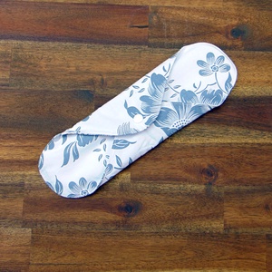 29 cm-es mosható betét / szürke virág mintás - szépségápolás - intim higiénia - intimbetét - Meska.hu