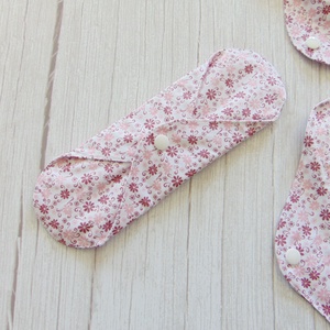 23 cm-es mosható női betét- rózsaszín virág mintás /intimbetét, mosható textil betét, környezetbarát termék - szépségápolás - intim higiénia - intimbetét - Meska.hu