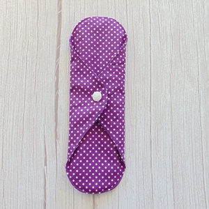 23 cm-es mosható női betét- lila- fehér pöttyös /intimbetét, mosható textil betét, környezetbarát termék - szépségápolás - intim higiénia - intimbetét - Meska.hu