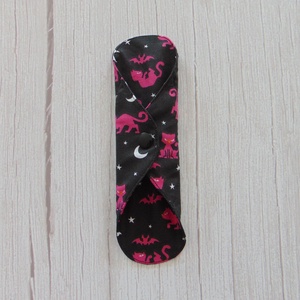 Tisztasági betét : pink cicák - fekete / mosható textil betét - szépségápolás - intim higiénia - tisztasági betét - Meska.hu