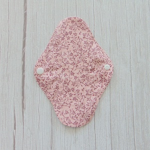 Tisztasági betét :  rózsaszín- bordó inda mintás / mosható textil betét, Szépségápolás, Intim higiénia, Tisztasági betét, Varrás, MESKA